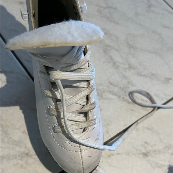 Girl Ice Skates - Picture 8 of 12